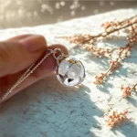 Esfera de plata giratoria con cuarzo