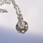 Colgante simbólico de protección y devoción en plata