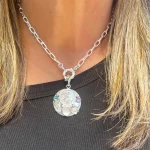 Medalla protectora de plata calada a mano con energía espiritual