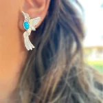 Aros de plata calados a mano con turquesa natural – diseño colibrí y plumas