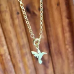 Colgante exclusivo de colibrí en oro 18k – hecho a mano con opción de largo