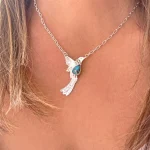 Colgante artesanal de colibrí con piedra turquesa y cadena de plata
