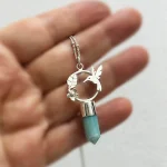 Collar colibrí con punta de larimar y cadena de plata 925 – diseño calado a mano