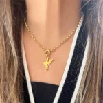 Colgante artesanal de colibrí en bronce con baño de oro – joyería hecha a pedido