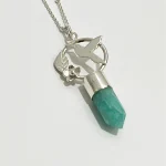 Colgante calado a mano con colibrí y piedra amazonita – joyería artesanal exclusiva