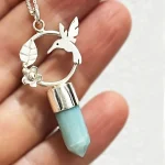 Joyería artesanal con piedra larimar natural y colibrí – collar exclusivo