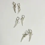 Joyería delicada y elegante – aros alas de ángel con cuarzo cristal