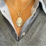 Colgante de fe con piedra natural y calado en plata