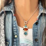 Detalle de colgante artesanal con piedras naturales en plata