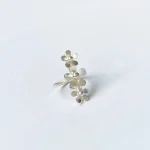 Anillo artesanal de flores en plata para mujer
