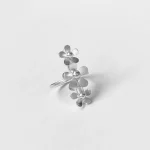 Joyería de autor anillo con flores de plata