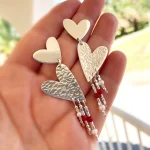 Aros largos con perlas naturales y forma de corazón