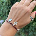 Joya artesanal hecha a mano con piedras granate