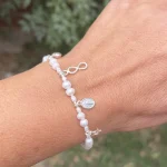 Diseño delicado de pulsera con perlas genuinas