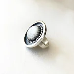 Detalle de anillo con piedra natural y textura