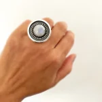 Anillo de autor con piedra lunar y acabado vintage