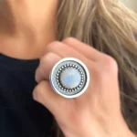 Anillo circular con diseño envejecido y plata