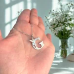Colgante de plata con letra inicial hecho a pedido