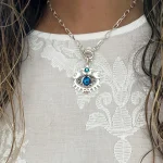Diseño místico de ojo con estrellas y cristal azul