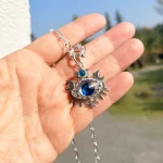 Colgante espiritual hecho a mano con elementos celestiales