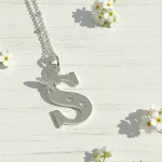 Collar artesanal con inicial y diseño único