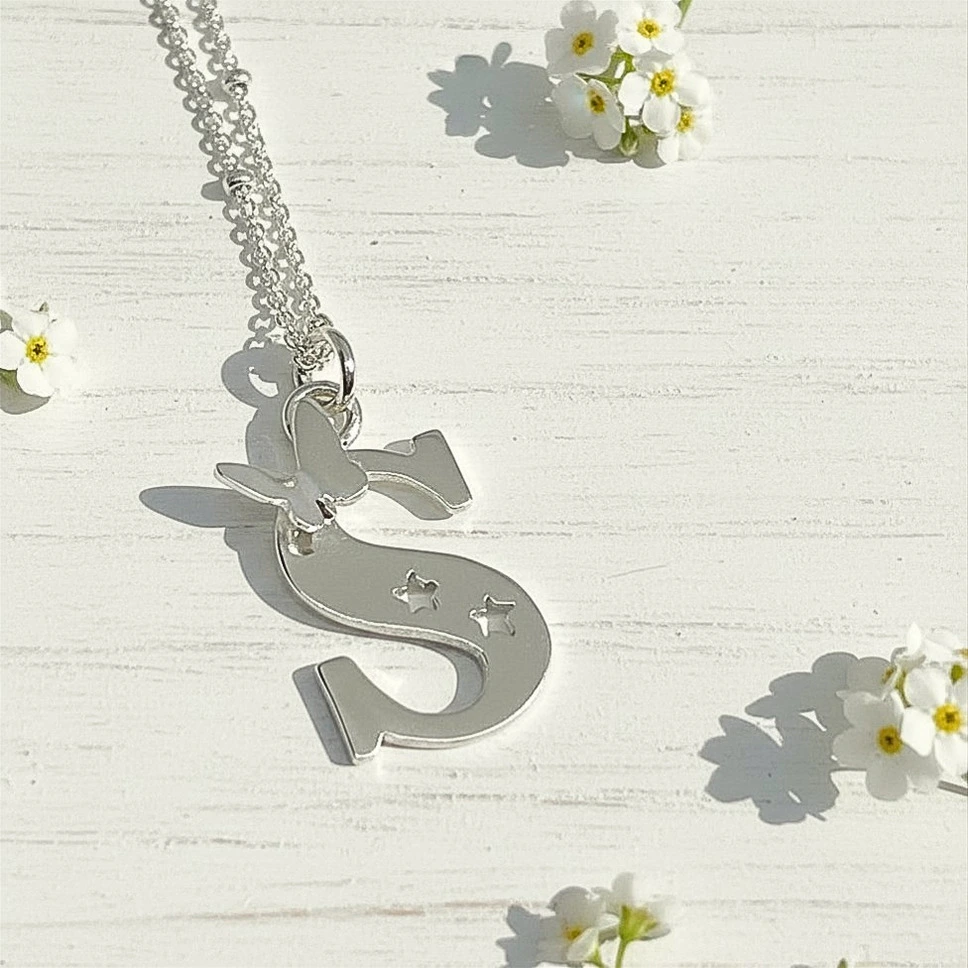 Collar artesanal con inicial y diseño único