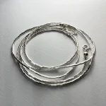 Pulsera hecha a mano con detalles elegantes