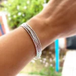 Accesorio liviano de plata con diseño versátil