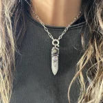 Amuleto de inspiración lunar con cristales naturales