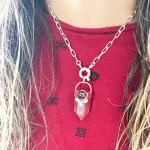 Talismán artesanal con flor, hojas y piedras energéticas