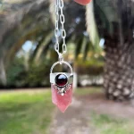 Joya hecha a mano con diseño botánico y cristales