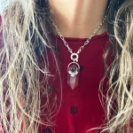 Colgante espiritual con cuarzo rosado y detalles florales