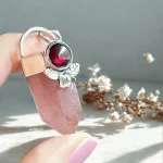 Colgante elegante de plata con cuarzo fresa tallado