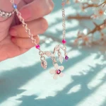 Accesorio femenino con cadena rolo y cristal central