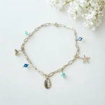 Tobillera con cristales azules y colgantes marinos