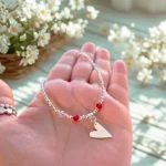 Diseño romántico con colgante de corazón en plata