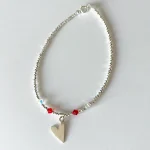 Accesorio artesanal con diseño emocional y delicado