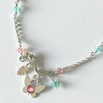 Tobillera artesanal con mariposa calada y cristal