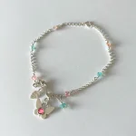 Diseño hecho a mano con hojas y cristales Swarovski