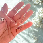 Accesorio delicado en plata 950 con inspiración natural