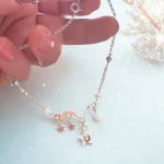 Pieza única con cadena rolo y colgantes astrales