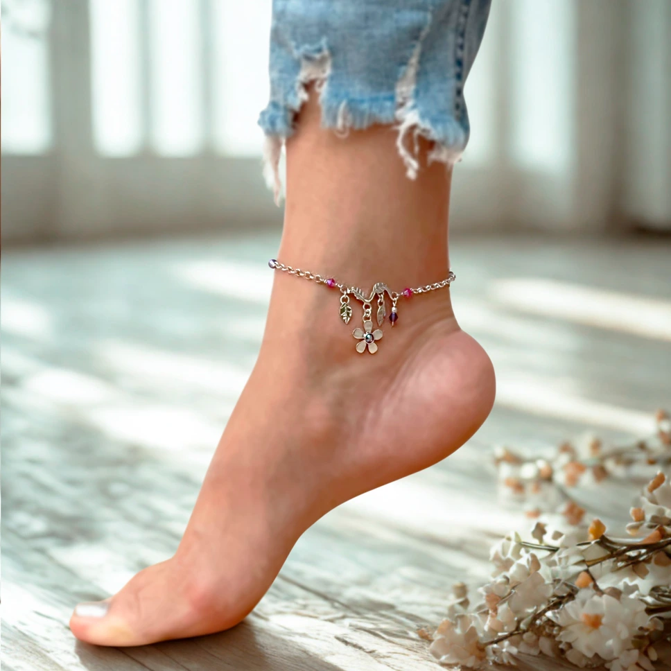 Detalle de tobillera con diseño floral y Swarovski