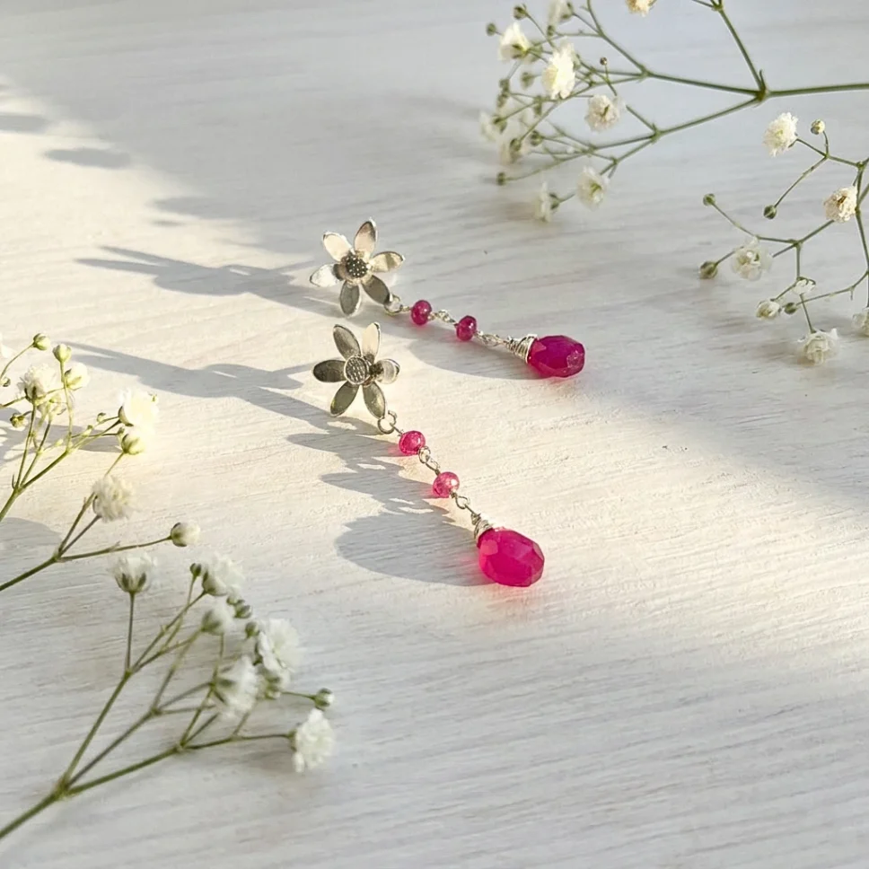 Aros en forma de flor para mujer con piedra natural