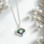 Colgante con piedra natural y diseño inspirado en la luna