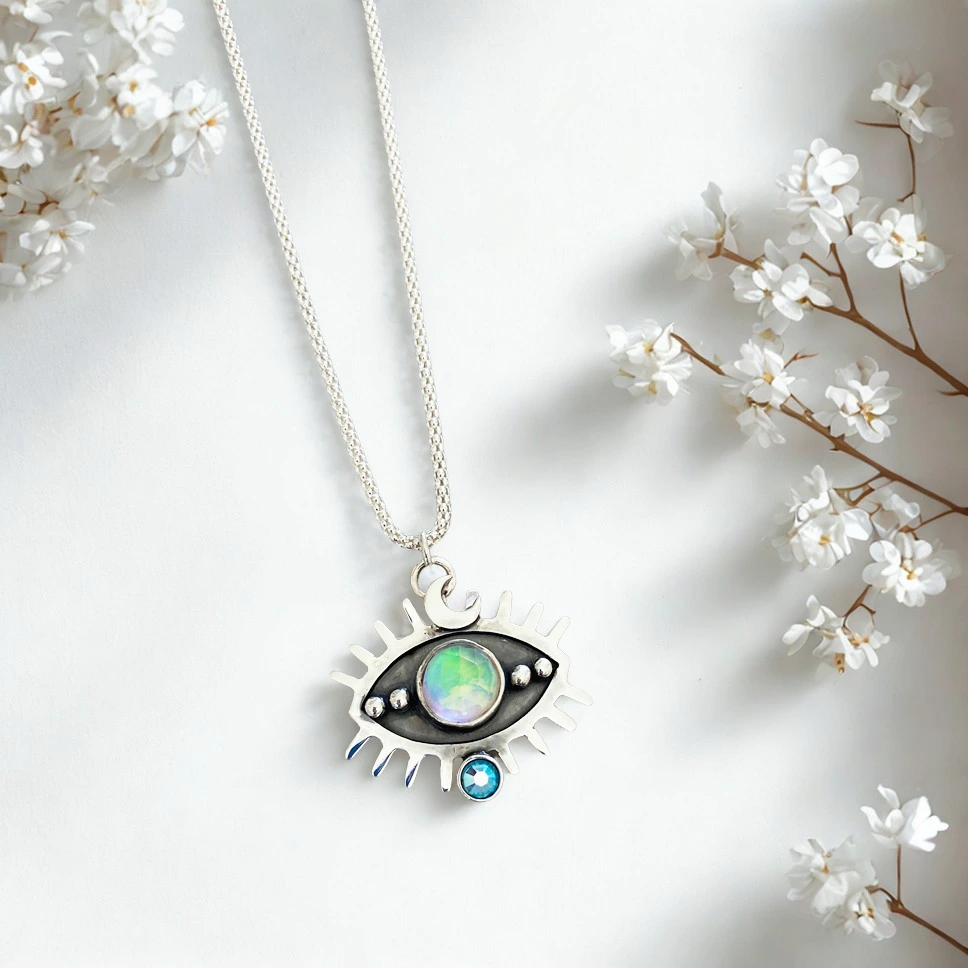 Colgante con piedra natural y diseño inspirado en la luna