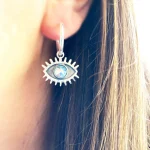 Aros de plata con símbolo de protección y brillo