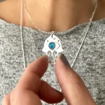 Joyería artesanal con símbolos lunares y estrella en plata