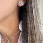 Collar y pendientes artesanales con piedra luna y detalles cósmicos