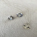 Joya espiritual en plata envejecida con piedra luna brillante