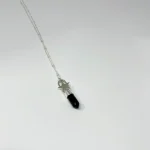 Colgante liviano en plata con diseño estelar y ónix natural